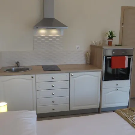 Lägenhet Banic With Pool