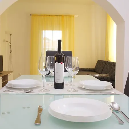 Banic With Pool Appartement