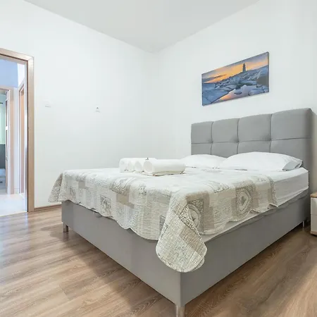 Banic With Pool Apartment