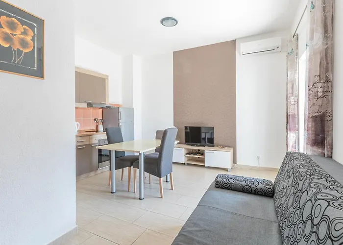 Apartment Banic With Pool Biograd Na Moru